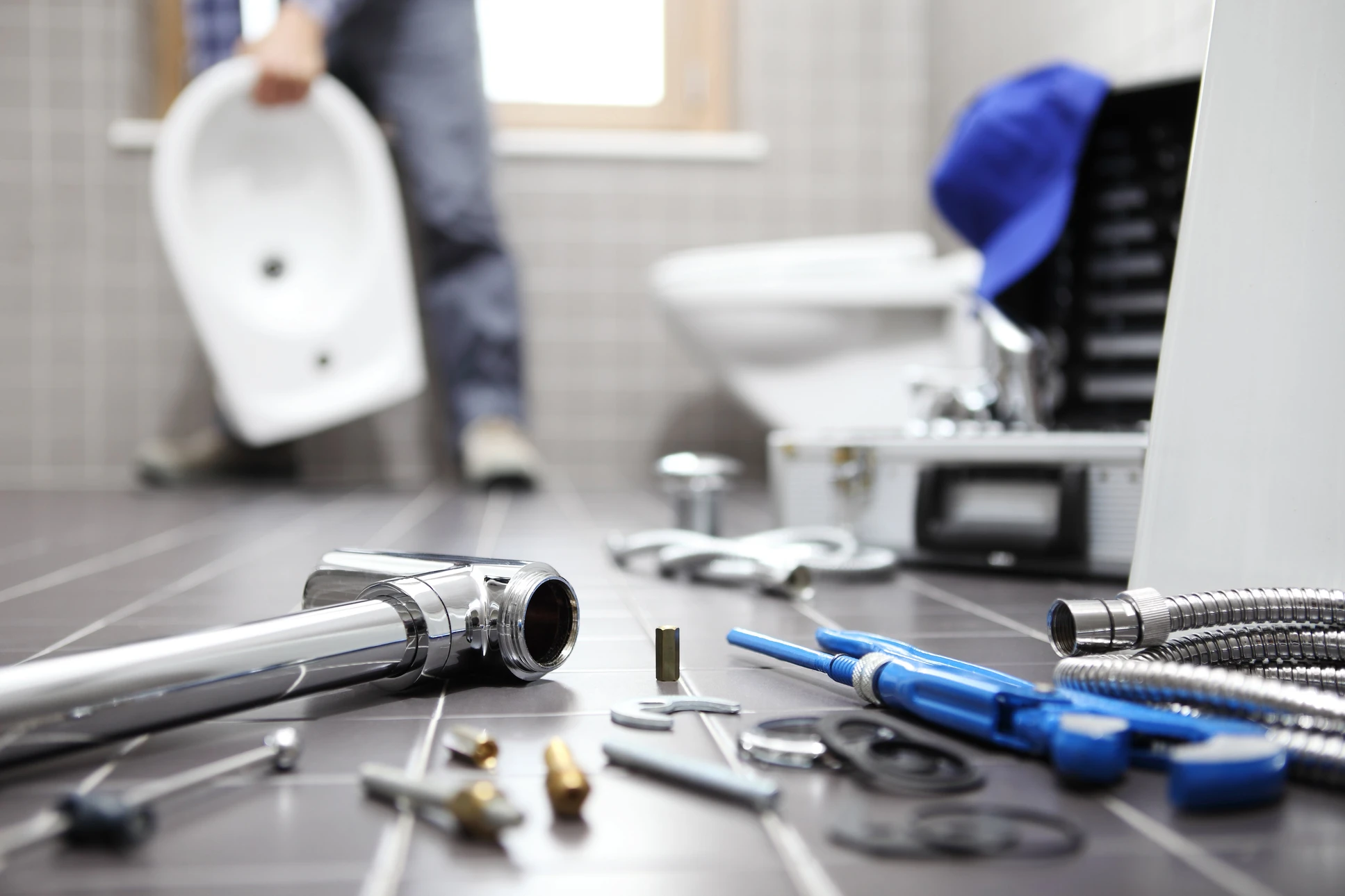 plombier au travail dans une salle de bain, service de réparation de plomberie, concept d'assemblage et d'installation