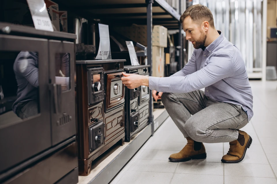 Showroom intérieur présentant plusieurs poêles à granulés de différents modèles disposés sur parquet bois