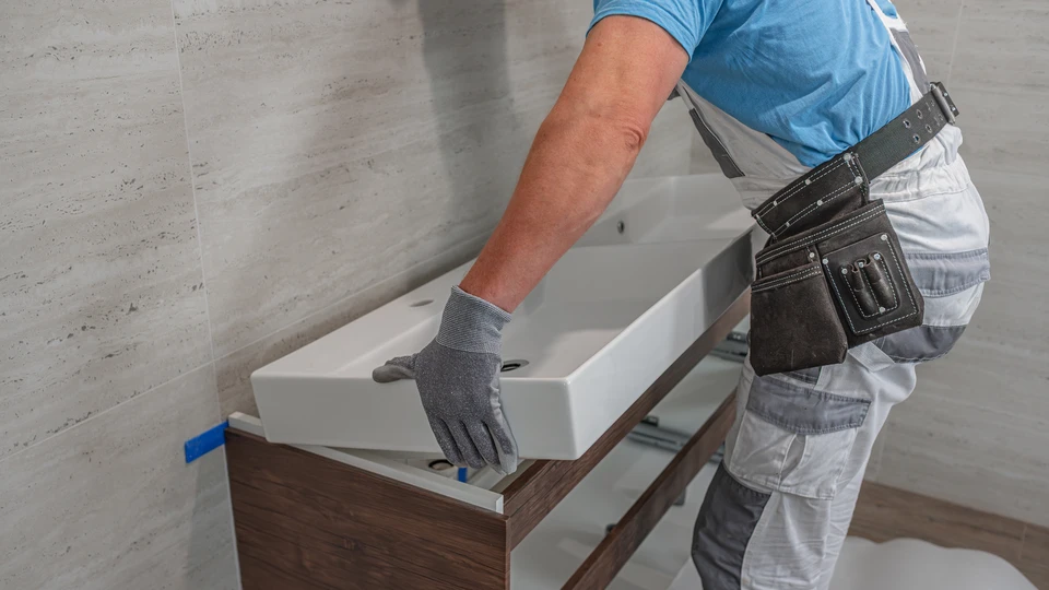 Couple souriant clients et directeur de vente montrant aux clients douche de salle de bain moderne, famille heureuse faisant l'achat, choisissant la cabine de douche, ustensiles pour la salle de bain à la maison, aide du vendeur de plomberie, conseil